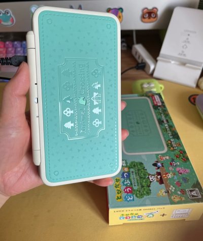 挖到宝了！3DS时代的动森限定New 2DS LL，薄荷绿机身+经典元素浮雕，瞬间拉回当年抱着掌机建岛的日子，老粉的DNA狠狠动了！