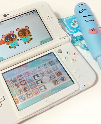 New 3DS LL的动森时刻也太美好了吧！双屏里的豆狸粒狸萌到心化，纯白机身配着小配饰，握着它玩动森，连指尖都是温柔的治愈感～