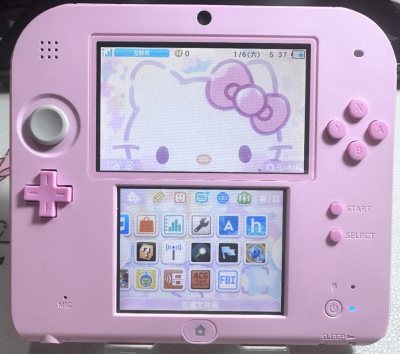 挖到超可爱的2DS宝藏款！Hello Kitty限定的粉色机身质感超赞，经典的双屏设计搭配凯蒂猫主题，既是能玩游戏的掌机，也是颜值爆表的收藏小摆件，复古萌物爱好者狂喜～