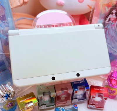 3DS纯白款｜奶白机身颜值天花板，经典双屏设计手感依旧在线，哪怕只是摆着看，也是桌面超养眼的复古小摆件～