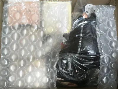 一些大玩偶，因为是下单秒切所以不用担心被别人抢先，安心吃到了好价!物流走的竹蜻蜓，包税是非常好的，用时两周左右。今天收到后开箱发现物品摆放整齐，外围裹了泡沫纸防震，每一个物品都完好无损(▽｀)。购物体验感非常好!有什么问题客服也能帮忙积极解决。