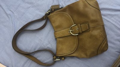 购物体验分享

这是我第一次尝试在平台上海购包包，整个过程比想象中顺畅太多啦！下单后物流更新很及时，不到两周就收到了，包装也很仔细，包包一点都没被压到。拿到手质感超出预期，皮质细腻柔软，走线工整，五金件也很有分量，完全是正品的品质。客服的响应速度也很快，真的非常的方...