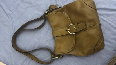 购物体验分享

这是我第一次尝试在平台上海购包包，整个过程比想象中顺畅太多啦！下单后物流更新很及时，不到两周就收到了，包装也很仔细，包包一点都没被压到。拿到手质感超出预期，皮质细腻柔软，走线工整，五金件也很有分量，完全是正品的品质。客服的响应速度也很快，真的非常的方...