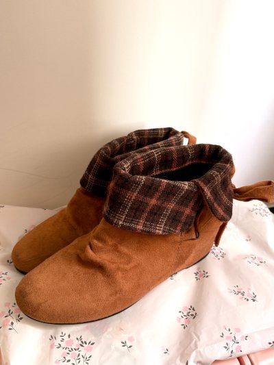 这次依旧走的小航空，从发货到签收用了九天喔！速度依旧快之，挖煤姬打包的也很好滴！这次淘了两件小猪牌的美衣，都很可爱喔(*^o^*)还有一双靴子，是我的秋冬搭配之物～