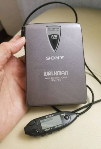 有一些低价值的随身听盲盒分享来了！这一箱几台都是很便宜的那种，几台凑一起发出来，刚好不够交税标准，哈哈，就这样省了交税的钱了！~