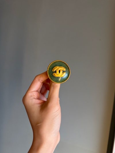 特别喜欢这个翠绿色胸针 好精致 成色超级棒哦 而且价格很满意 所以经常多蹲蹲美物 会收获不一样的惊喜 推荐啦