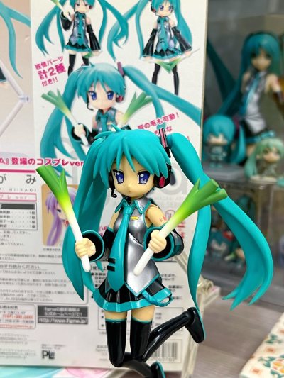 在挖煤姬入手的这款初音未来可动手办直接戳中我！本体的蓝发质感超棒，渐变过渡自然，手持的大葱配件细节拉满，涂装没有一点溢色。关节的可动性也很优秀，能摆出超多经典姿势，透明底座稳固性也在线。物流包装用了硬纸盒加泡沫，手办完好无损，代购流程也很顺畅，初音粉闭眼入不亏！