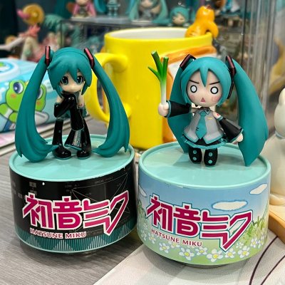 这次在挖煤姬收的初音未来周边套装也太合心意了！两款圆形底座的Q版小摆件涂装精致，大葱配件和人物神态还原度超高，底座的印花清晰不模糊；毛绒挂件的面料软乎乎的，缝线工整没有多余线头，同系列的盒装手办包装严实，拆盒后人物细节也很到位。物流全程有物流信息更新，包装用了防震气...