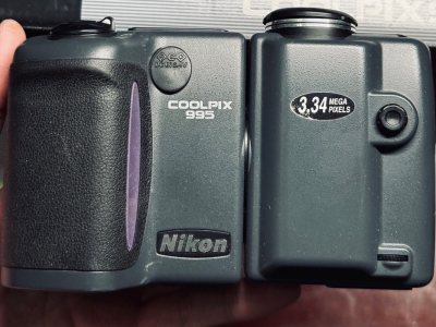 开始自己不会操作，练习了几次熟悉了，自己了解了各个平台很久，最后还是选择这边了，冲着翻转镜头的外观来买的，不过收到后各方面都还不错，成像清晰，操作也不复杂，比单反小巧。