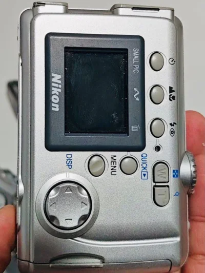 摄影小白，听同学推荐入了一个尼康的ccd，海淘发货也很快，快递包装得非常严实，相机是可以正常拍照的，目前还在摸索中，成像效果满意，对于不是专业的家庭使用完全O得K！