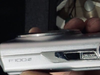 相机一点也不重，非常轻巧，一只小手就能轻松搞定，外观颜值还是超级好看的，官网查了是正品， 物流也很快！20来天就到了！准备研究一阵子过段时间去旅游了再拍照片。