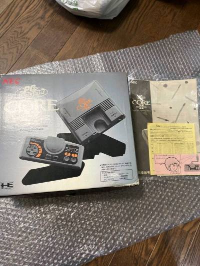 这次来的是一台冷门游戏机-PCE 是由日本电气公司研发一款8位游戏机。它有着众多的街机移植游戏，色彩图形处理方面大大优于FC。机器成色还不错，挖煤姬一如既往的给力打包服务。海淘选挖煤姬没错的。