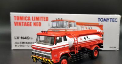 TLV n49ab，两款不同题材的老车，在柜子里都堆出油了，总得拿出来透透气。壳牌加出光涂装，细节和价格都相当到位，相信每个男孩子从小就喜欢这类特种车辆吧，无法拒绝工程机械的魔力