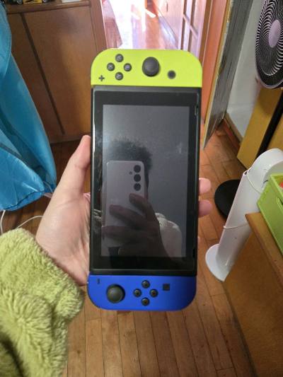 这款Switch颜值和体验双在线！蓝黄配色的Joy-Con超亮眼，屏幕显示清晰，开机速度快，握持手感超舒服，玩游戏沉浸感拉满，性价比绝了！