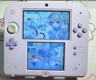 直板的2ds很适合给小朋友玩，不用担心会松轴，特此买了个给孩子玩的，但是孩子不喜欢紫色哈哈哈哈哈，下次再蹲一台粉色