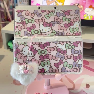 我最爱的新小三啊~~这次买到了hello Kitty的替换壳，怎么这么好看啊！！！！我爱挖煤姬！！！