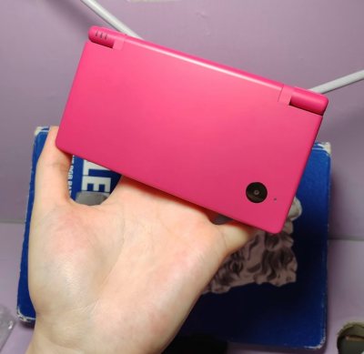 刚还说粉的没到，发现来快递了，之前那个太烂了，又收不到黄的，于是又买了个粉的，这个新新的[喝奶茶R]
	
商家拍的很好，有什么问题都说