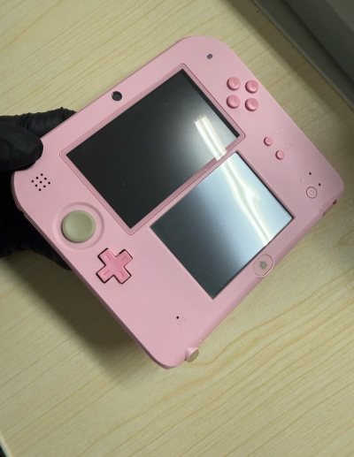 这次买到了箱说全的机器，很漂亮也很新，连一粒灰尘都没有落进屏幕里，2ds是很容易进灰的，所以这台真的很值啊