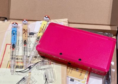 是玫红色的老小三
还是箱说全几乎全新的机器，感谢日本卖家的割爱，我才能买到这么新的机器，好好收藏起来