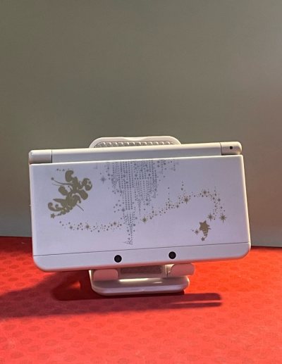 种草很久的new3ds很久了一直没下手，眼看着停产后价格一年比一年高，最近实在是日思夜想的想要一台，在搜了大量经验贴和谈了无数个卖家后，经历了跑单、临时溢价、瑕疵严重等各种翻车后，终于一狠心入手了一台全新的迪士尼限定机，箱书全还含了特典和ammibo，开箱后一整个爱...