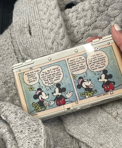 新小三配米奇壳
拿出来就能欣赏很久很久很久
最近在玩牧场物语三里屯，有点上头
就是回村一趟把原装笔丢了[石化R]