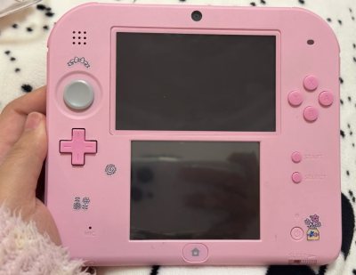 2ds是一款非常独特的机器，市场保有量好像远不如3ds和nds，所以能捉住这么好的成色也是很幸运了[派对R]
我最近发现捕获新的野生游戏机的快乐是分好几个阶段的～
收到前孜孜不倦地蹲和淘[蹲后续H]
收到后乐此不疲地鼓捣[哇R]
