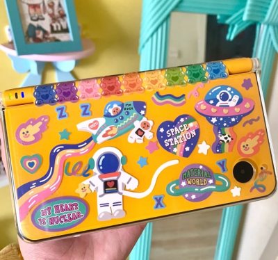 从别的姐妹那里看到的贴转轴～
尝试贴了一下很可爱！昭和童趣感满满[萌萌哒R]
小熊软糖[萌萌哒R][萌萌哒R]贴转轴的贴纸都是和纸胶带，优点不留胶，缺点粘性小[偷笑R]
换了新的woord烧录卡主题超可爱[赞R]