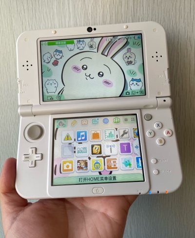 其实我收的这台成色比较一般挺多划痕的
但是贴了膜后完全看不出来！而且还白了不少哈哈哈哈哈
挂上了亲友送的挂饰还配了只笔（虽然这两天下来我用得最多的竟然是我的apple pencil哈哈哈哈哈哈
