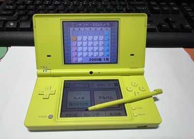 无意间被姐妹种草了这个颜色，果绿的看着就有种春天的感觉，开启了蹲机之路，收到的这台成色我很满意！一点划痕和磕碰都没有，上屏幕卖家说的两边微黄，我感觉肉眼看不太明显，总之就是非常喜欢～[色色R]
