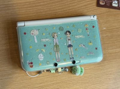 日本原装机，机身颜色漂亮！屏幕不黄，不松轴，不裂轴，摇杆按键操作正常，3D正常打开，麦克风正常，相机正常，所有功能正常，后盖微磨损，整体成色非常棒，机器保护的比较好！