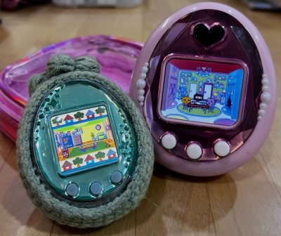 买了好久的拓麻歌子idl 和小镇机
之前收到货只是尝试开机玩玩一下确定没问题后
就把它们收起来了
今天算是正式开玩[大笑R]
看来要慢慢研究一下这机型[皱眉R]
