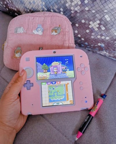 十多天的是值得等待的！
小粉成色巨新 屏幕也没有瑕疵、黄屏
卖家还送了原装收纳包 触控笔
粉色硅胶套摸着手感好舒服 我买的时候54 现在涨价变成一百多啦
又是赚到的一天哈哈哈哈
