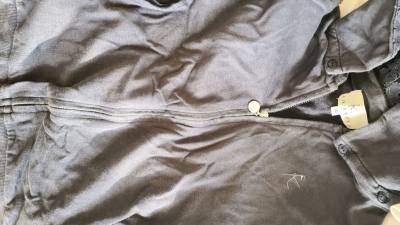 这件日牌外套的质感非常好，面料柔软且有一定厚度，保暖性佳。深棕色的配色低调又百搭，金色纽扣的设计精致亮眼，版型宽松不挑身材，无论是搭配连衣裙还是牛仔裤都很合适，是春秋季叠穿的实用单品。