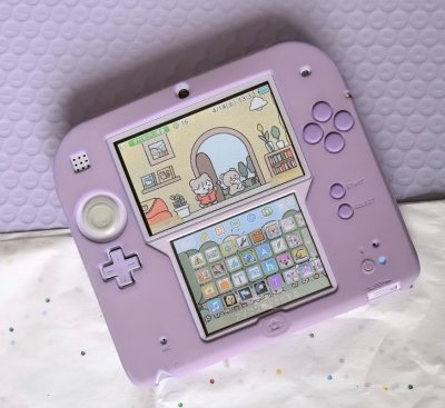 小紫在遇到这个硅胶壳之前用的都是透明全包壳，虽然明知道硅胶套有点不如全包壳，但是禁不住它美以及那种舒服的软乎乎的手感[皱眉R]收纳包平时用的阿楞，在淘宝看到这个紫色的包特别合适小紫的颜色就买了但是收到后发现大小可以放两台机子了