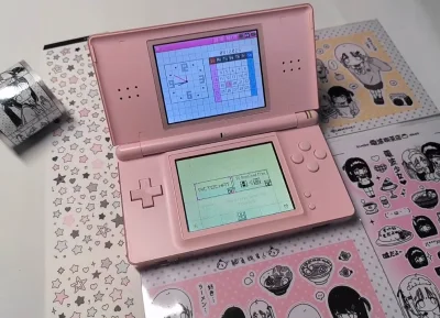 真的好像果冻！
跟ndsi相比，屏幕显示也会更加细腻
屏幕小小的很适合文字游戏
粉色就是最好看的！
