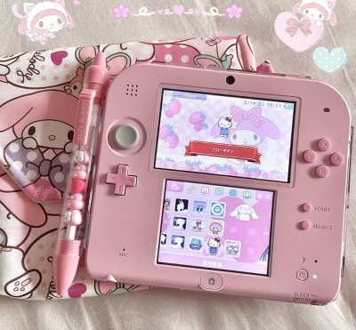 这是挖煤姬的的N台粉色2ds了，不管怎么看都是看不腻了，屏幕小但是很清晰，对比老大三更喜欢它的清晰可爱