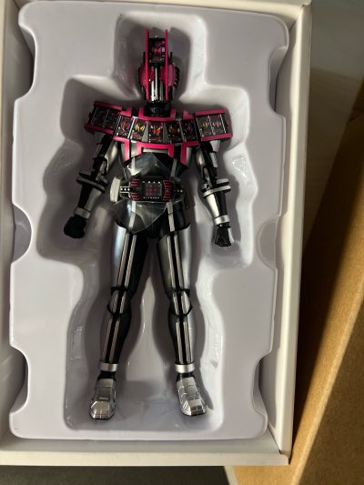 这次是在煤炉二手平台上切的假面骑士帝骑神主牌模式真骨雕，挖煤姬官方的包装非常好，第N次走竹蜻蜓也非常快，超乎我的预料，大概20天到手拆箱，非常丝滑！