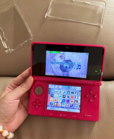 安利过n次的玫红色老小三，金属的质感看着就很高级有没有，这次又买到了一个很新的机器，真的不枉等了这么久