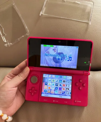 安利过n次的玫红色老小三，金属的质感看着就很高级有没有，这次又买到了一个很新的机器，真的不枉等了这么久