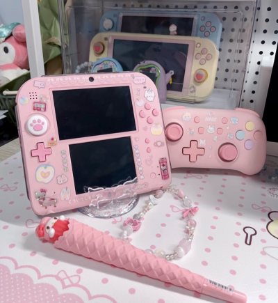 买到了梦中情机，这次买到的前主人还贴着膜的，很新很新，好价入我手，是在挖煤姬上的第N台粉色2ds了！