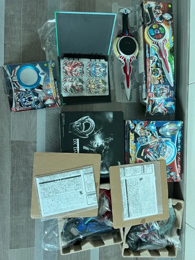 一百单了！！！！！这次是在煤炉二手平台上切的欧布奥特曼dx套装，挖煤姬官方的包装非常好，第N次走海运也非常快，超乎我的预料，大概25天到手拆箱，非常丝滑！！！！