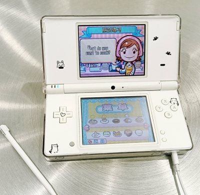 ndsi的颜值和性价比都是nds系列最高的
我这台是260入的（加上自购烧录卡就是320），成色一般，贴了纯白痛贴～
