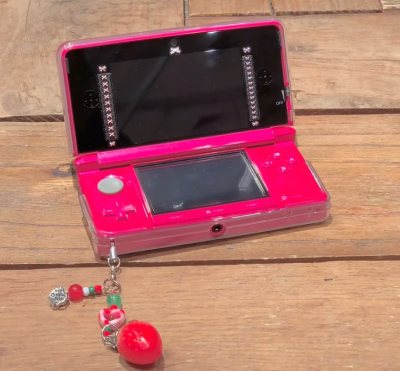 开始收3ds的我真的是没赶上好价格，老小三，新大三先把标准组合搞起来
由于新大三是果绿，又去挑了ndsi，然后冰蓝ndsl也太美貌也搞了哈哈哈！！到手先鼓捣鼓捣，不知道是会继续入坑还是会玩腻，等到齐了跟我的ns们再一起拍个全家福