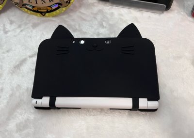 以前的保护套已经氧化发黄了，虽然可以再战斗，但是这个黑色猫咪也很不错啊，可惜精度还是没有透的硅胶套好