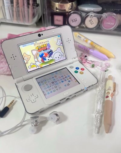 因为新小三才入坑3ds
结果其他的都到手了，现在才终于收到新小三啦
从一个超级可爱性格巨好的小姐姐手里收到的箱说全[皱眉R]小姐姐真的超级好，还送了一个cyber的闪粉壳[喝奶茶R][喝奶茶R][喝奶茶R]
