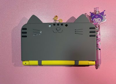 因为灰色猫爪所以决定留下来的第二只灰色猫咪，其实还有第三只在路上
虽然第一眼觉得灰扑扑的很一般，但时间久了就觉得也很可爱啊[害羞R]