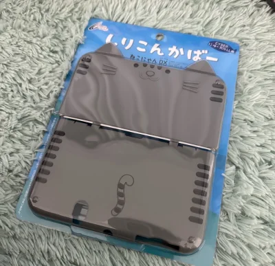 事情的起因是收到了新大三 看到了灰色猫咪壳捆机子 不单出 于是在亲友的帮助下发现了日亚有灰猫咪
但是巨贵 于是在纠结 犹豫 冲动 激情中下单了