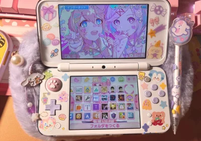 其实可能还是本色光版比较好看 毕竟新大二这个紫白配色本身就很好看呜呜呜 贴纸有点闪用起来变得晃眼睛了，买了个紫色的毛绒化妆包用来当游戏机包包
猫爪摇杆帽是switch用旧了的做成了n2dsll用的 其实3ds2ds系列的摇杆帽都可以这么改
触控笔是在线下随便一个杂货...