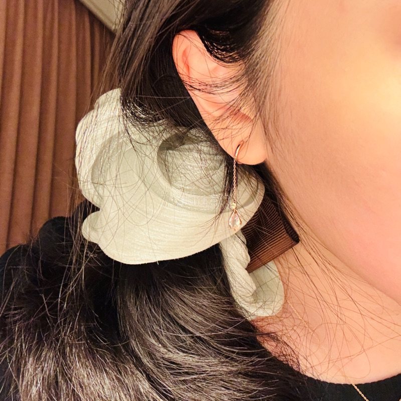 这次在挖煤姬购买的Star Jewelry 樱花耳夹很满意。10k金镶嵌的橄榄石和玫瑰石英石，樱花花瓣的造型，非常漂亮精致。