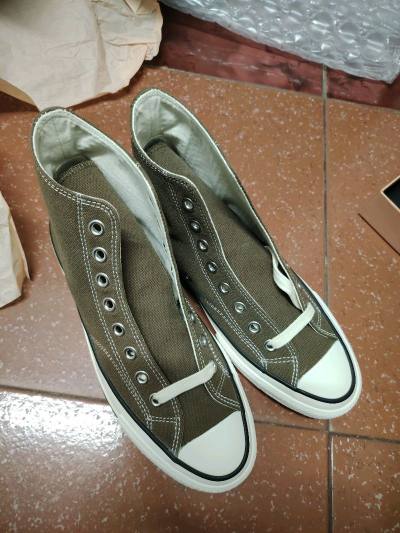 买之前没感觉 到手以后发现这个棕色也挺好看，也很百搭，主要是性价比极高，非常适合冬天，也很符合现在美拉德的流行趋势